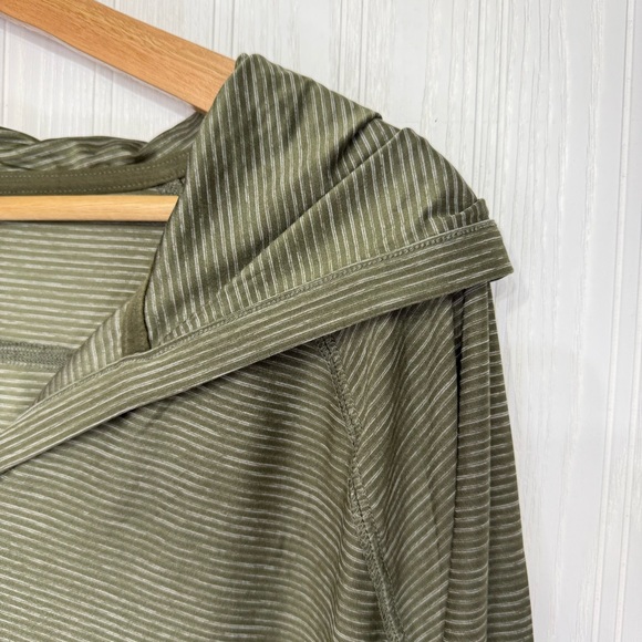 Eddie Bauer dri-fit lightweight green stripped hooded shirt size 2XL - Picture 2 of 9